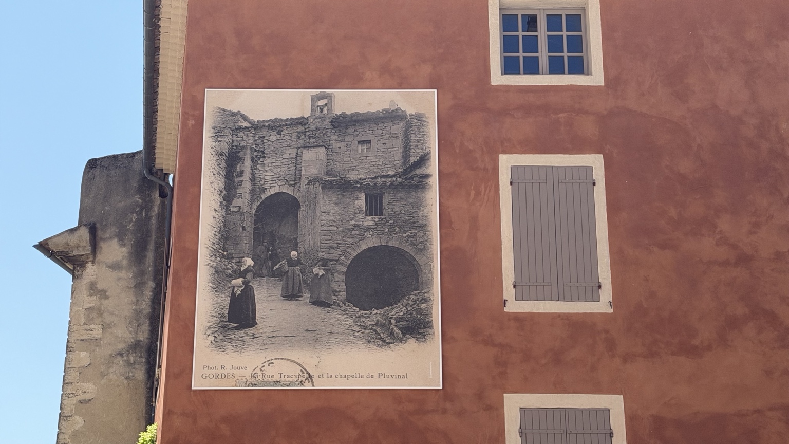 Historische foto van de Rue Tracapelle op een gevel in Gordes