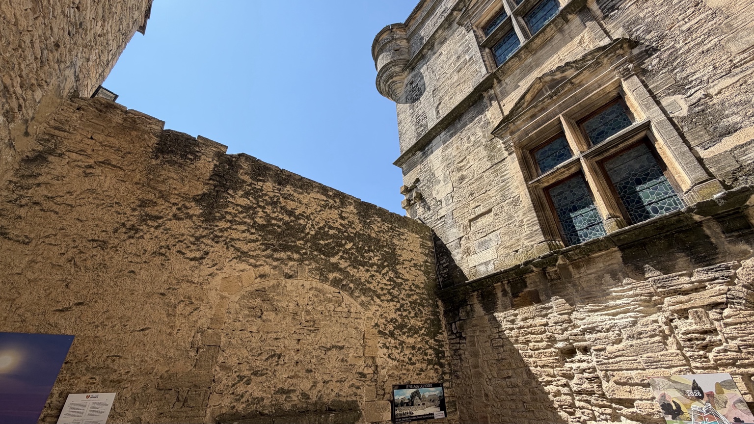 Binnenplaats van het kasteel van Gordes met natuurstenen gevels