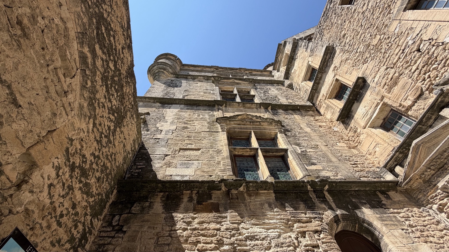 Omhoogkijkend langs de gevel van het kasteel van Gordes