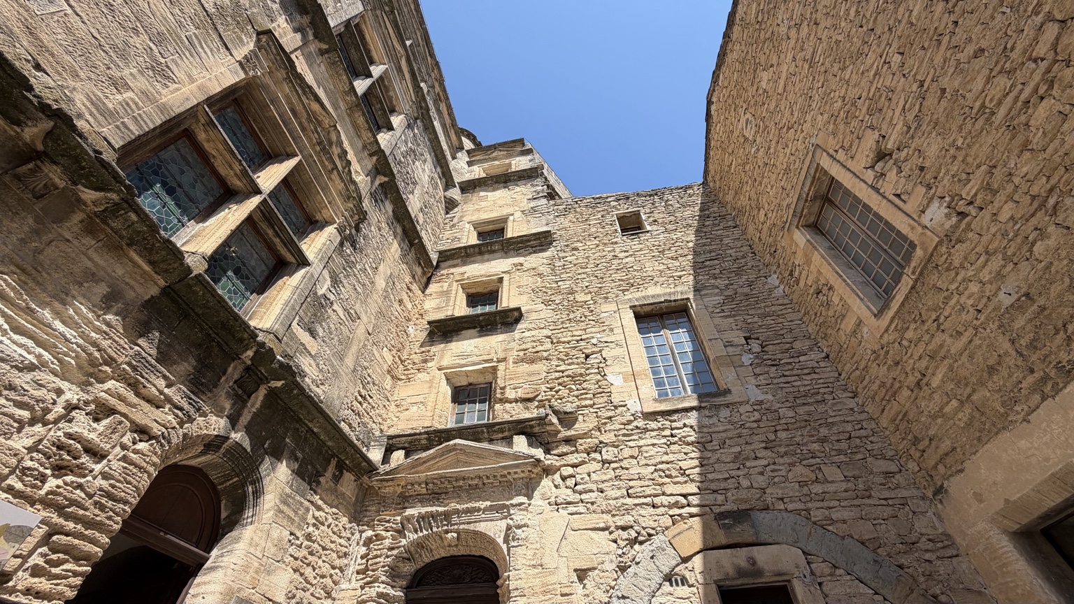 Hoek van de binnenplaats van het kasteel van Gordes