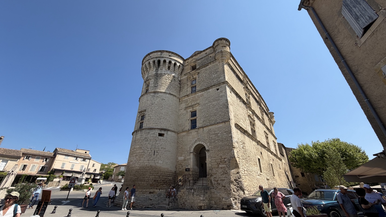 Het kasteel van Gordes gezien vanaf de Place du Château