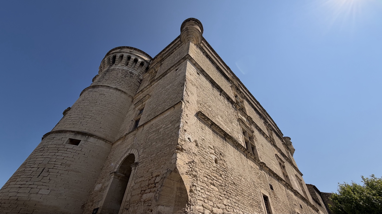Lage hoek op de ronde toren van het kasteel van Gordes