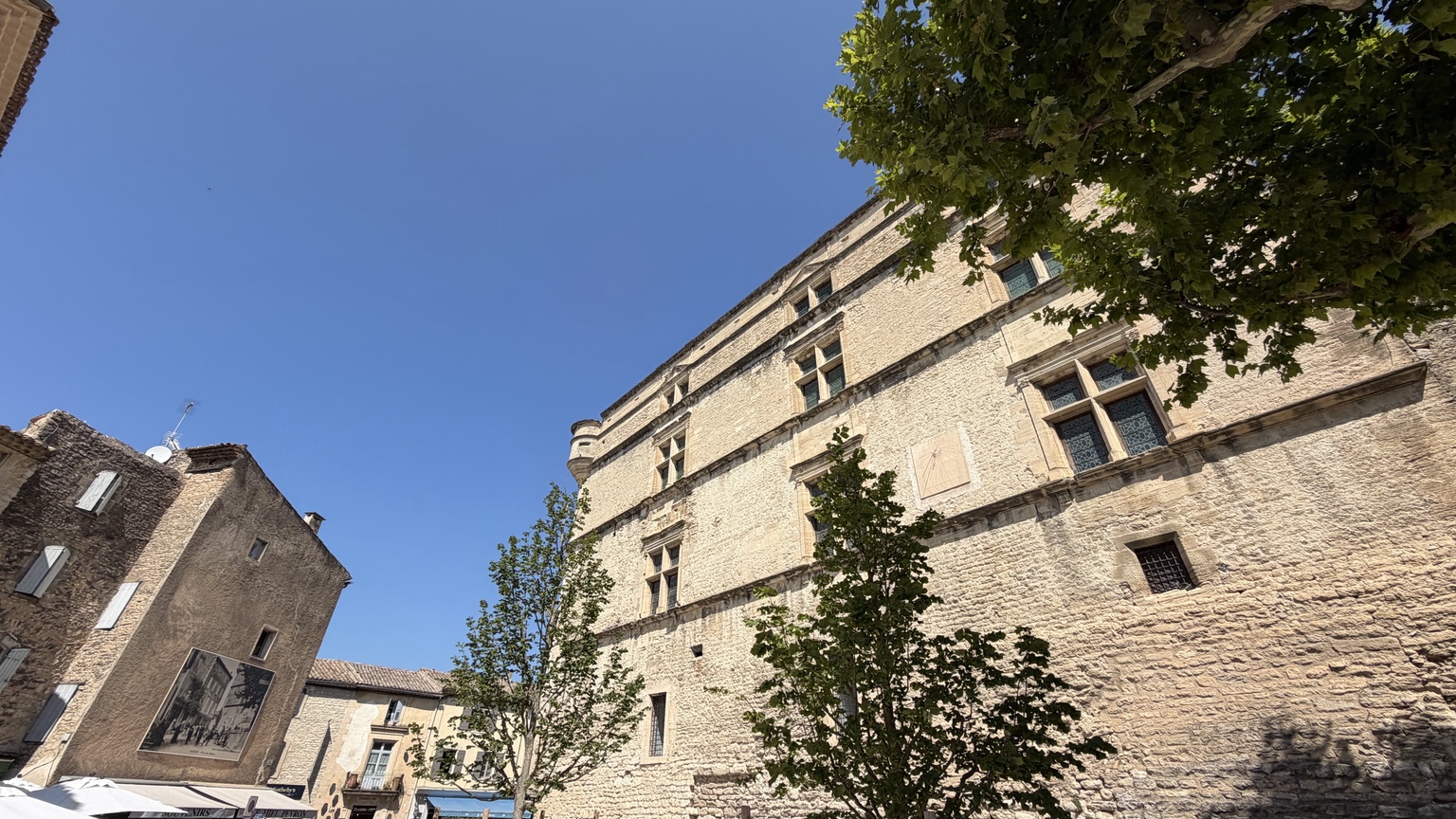 Lange natuurstenen gevel van het kasteel van Gordes
