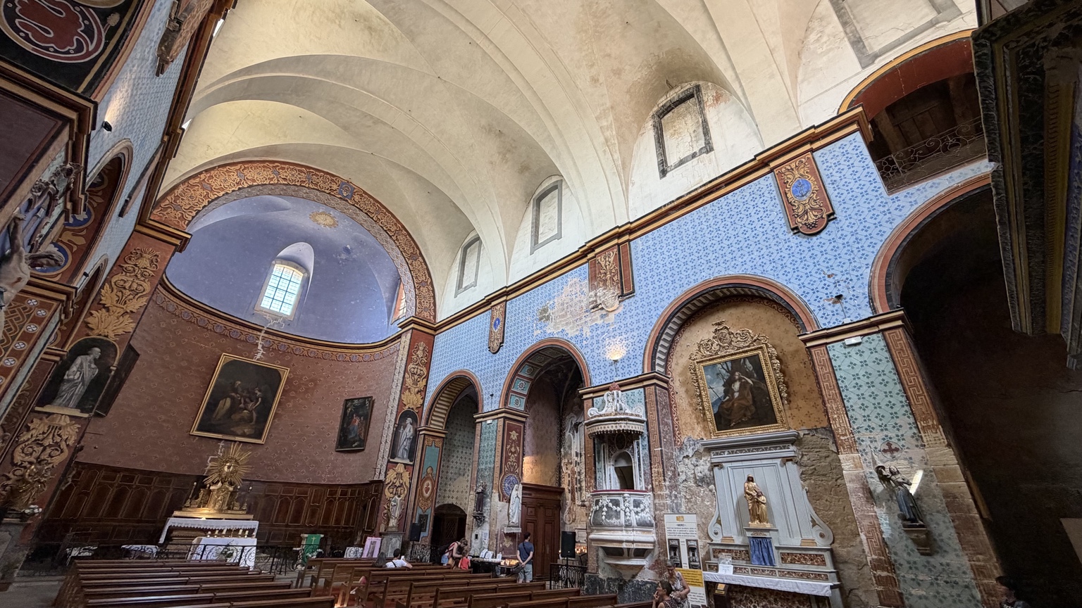 Rijk gedecoreerd interieur van de Église Saint-Firmin