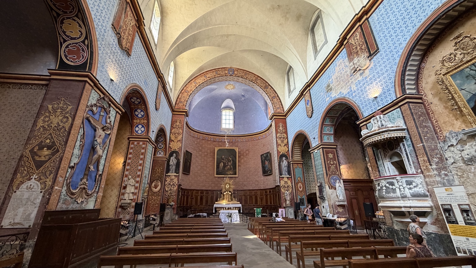Middenschip en altaar van de Église Saint-Firmin in Gordes