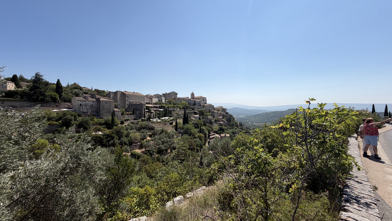 Gordes gezien vanaf de weg langs de rand van het dorp