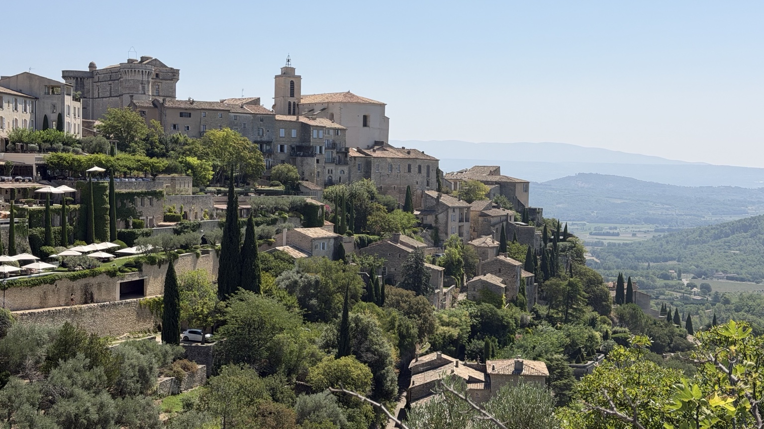 Kasteel en kerk boven de terrassen van Gordes