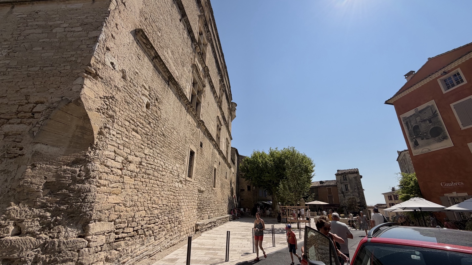 Zonnige Place du Château in Gordes