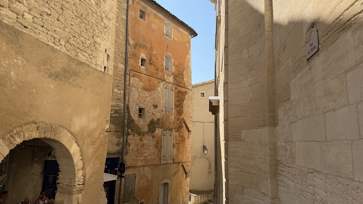 Rue de l’Église met okerkleurige gevels in Gordes